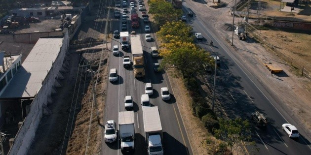 Vecinos bloquean carretera a Chapala a la altura de Las Pintitas