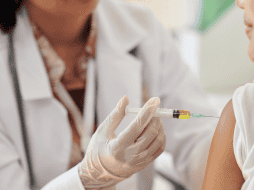 En el mismo periodo, Cofepris autorizó 27 ensayos clínicos con el objetivo de impulsar el desarrollo de tratamientos innovadores para enfermedades como adenocarcinoma gástrico, cáncer de mama, distintos tipos de carcinoma, padecimientos cardiovasculares y lupus eritematoso sistémico, entre otros. CANVA