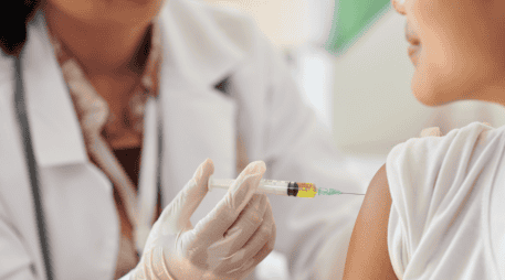 En el mismo periodo, Cofepris autorizó 27 ensayos clínicos con el objetivo de impulsar el desarrollo de tratamientos innovadores para enfermedades como adenocarcinoma gástrico, cáncer de mama, distintos tipos de carcinoma, padecimientos cardiovasculares y lupus eritematoso sistémico, entre otros. CANVA