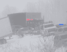 Esta imagen tomada de un video difundido por WZZM muestra parte de un choque múltiple que obligó a la Policía Estatal de Michigan a cerrar un tramo de una autopista interestatal. AP