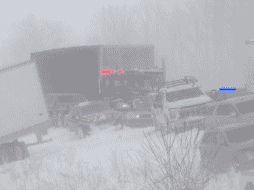 Esta imagen tomada de un video difundido por WZZM muestra parte de un choque múltiple que obligó a la Policía Estatal de Michigan a cerrar un tramo de una autopista interestatal. AP