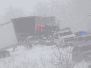 Esta imagen tomada de un video difundido por WZZM muestra parte de un choque múltiple que obligó a la Policía Estatal de Michigan a cerrar un tramo de una autopista interestatal. AP