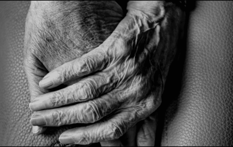 La pareja de adultos mayores duerme en el área de espera del hospital Semeson (Servicios Médicos de Sonora), enfrentando noches frías y días de incertidumbre. Unsplash