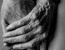 La pareja de adultos mayores duerme en el área de espera del hospital Semeson (Servicios Médicos de Sonora), enfrentando noches frías y días de incertidumbre. Unsplash