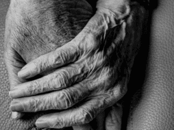 La pareja de adultos mayores duerme en el área de espera del hospital Semeson (Servicios Médicos de Sonora), enfrentando noches frías y días de incertidumbre. Unsplash