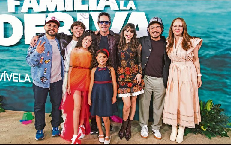 El elenco y el director de “Familia a la deriva”, durante el estreno de la película. CORTESÍA