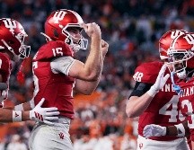 El jugador más valioso. Fernando Mendoza, de ascendencia cubana, lideró a su equipo para llevarse el campeonato. AP/M. Lavandier