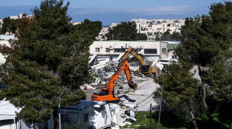 Desde la sede destruida se daba ayuda y servicios a unos 2.5 millones de refugiados palestinos en Gaza, la ocupada Cisjordania y Jerusalén Oriental, así como a 3 millones más de refugiados en Siria, Jordania y Líbano. EFE/A. Safadi