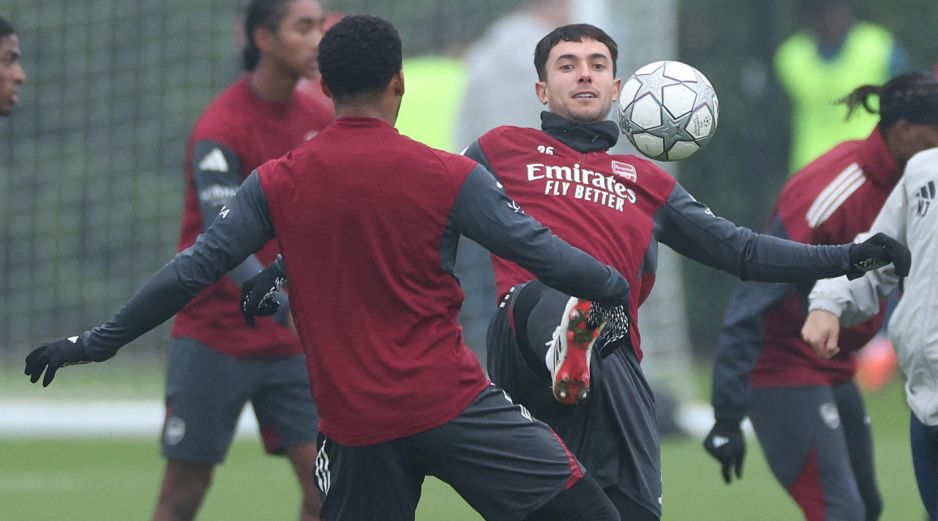 Martín Zubimendi aparece en primer plano en el entrenamiento del Arsenal, en la víspera del juego en Italia. AFP/A. Dennis