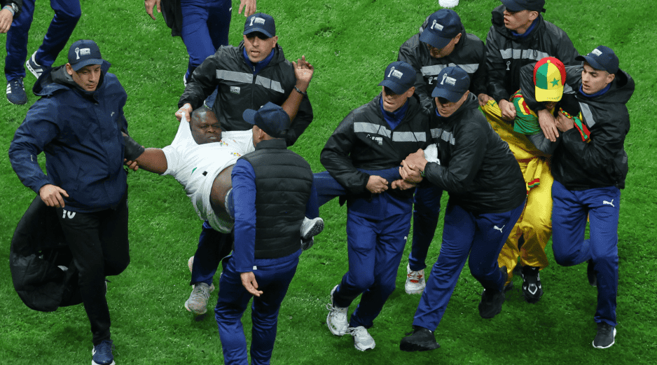 El entrenador de Senegal lideró a su equipo fuera del campo mientras los aficionados marroquíes celebraban la decisión del penal y silbaban las peleas en el campo. AP / ARCHIVO