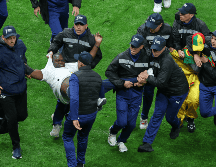 El entrenador de Senegal lideró a su equipo fuera del campo mientras los aficionados marroquíes celebraban la decisión del penal y silbaban las peleas en el campo. AP / ARCHIVO