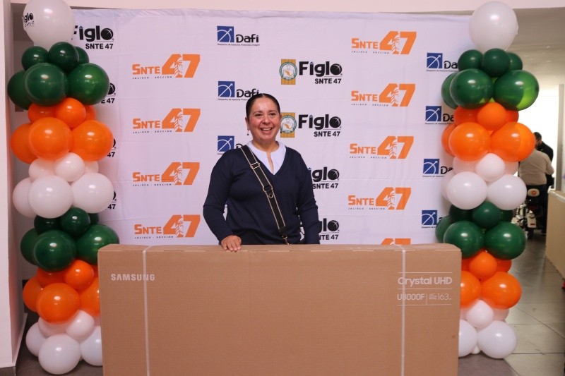 &nbsp;Socia recibiendo su incentivo por la Cultura de Pago. ESPECIAL