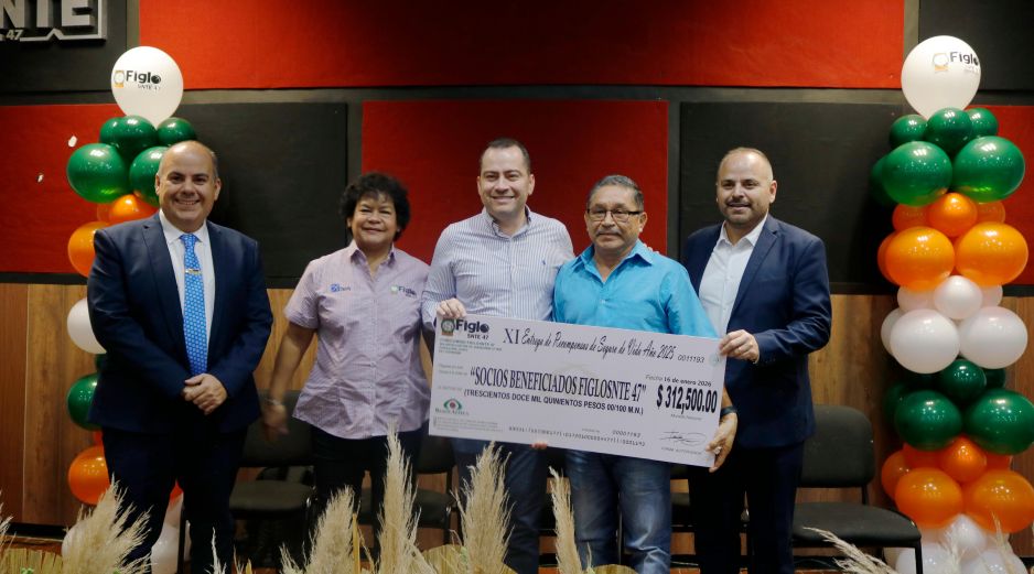 Entrega de cheque simbólico a socio beneficiado por concepto de recompensa de seguro de vida. ESPECIAL
