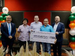 Entrega de cheque simbólico a socio beneficiado por concepto de recompensa de seguro de vida. ESPECIAL