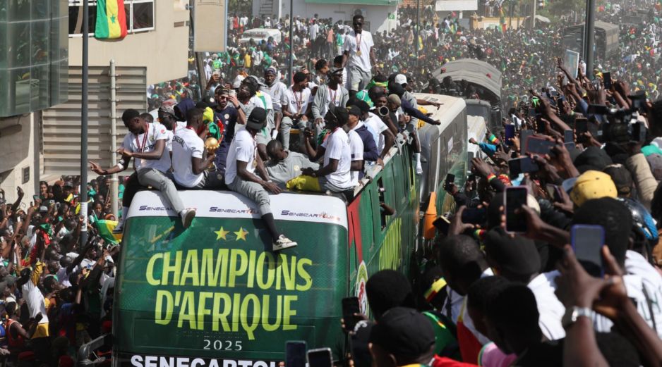 Los jugadores partieron hacia el barrio Patte d'Oie (Pata de Ganzo), punto neurálgico de la ciudad y habitual para desfiles, donde fueron escoltados por un multitudinario grupo de aficionados. EFE / JEROME FAVRE