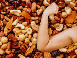 Los alimentos que se destacan por su aporte de proteínas son los frutos secos maní, almendra y pistacho. ESPECIAL / CANVA