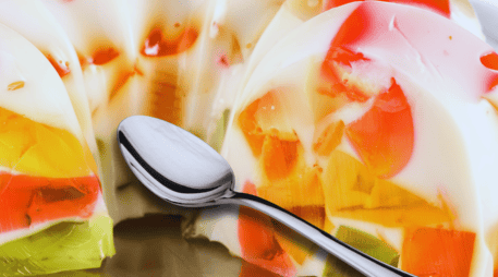 La gelatina es un alimento que se produce a partir de colágeno animal. ESPECIAL / CANVA