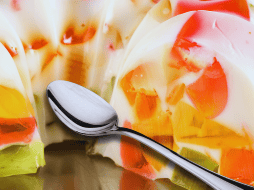 La gelatina es un alimento que se produce a partir de colágeno animal. ESPECIAL / CANVA