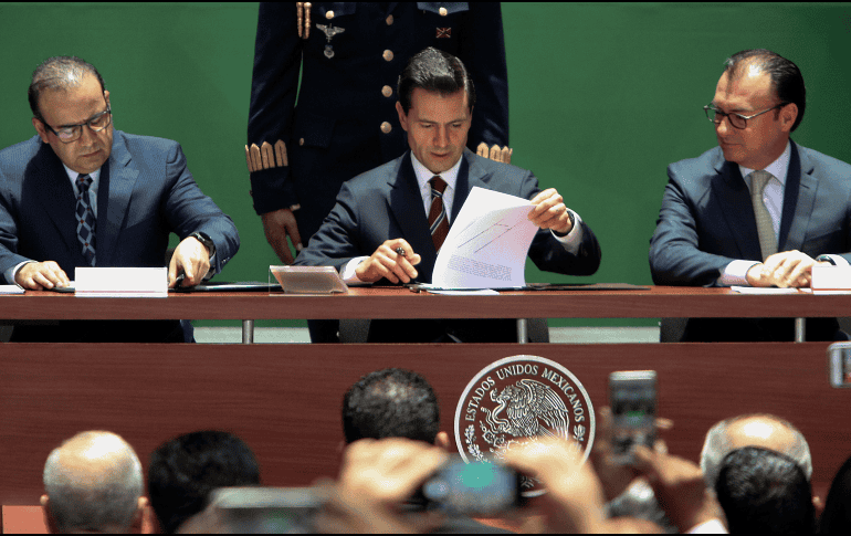 Mayo del 2016, el ex presidente de México, Enrique Peña Nieto, firmó como testigo los convenios para la ejecución de acciones en materia de formalización del empleo en Palacio Nacional. SUN/ ARCHIVO