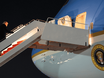 El mandatario cambiará de avión para retomar su trayectoria rumbo a Suiza. AP/ E. Vucci.