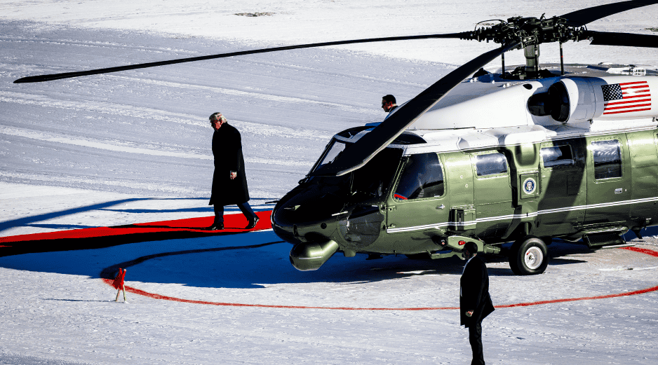 La expectación por escuchar a Trump en Davos es tal que el acceso al auditorio principal está completamente abarrotado. EFE/EPA/MICHAEL BUHOLZER