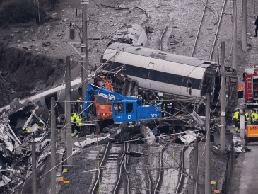 La cifra confirmada de 43 víctimas mortales tras la colisión de trenes en España coincide con el número de denuncias por desaparición. AP/M. Fernández