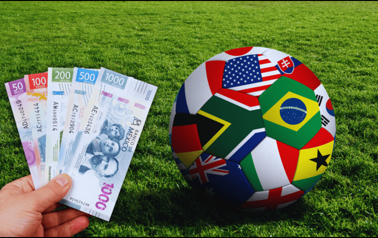 Las reglas del SAT aplicarán a los futbolistas extranjeros que reciban ingresos durante la justa deportiva. ESPECIAL / CANVA