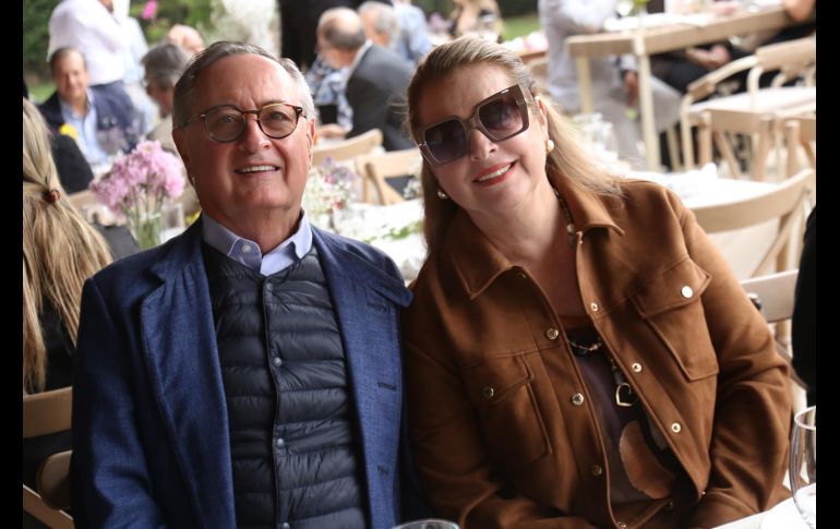 Enrique Robles Señkowski y Angélica Gómez. GENTE BIEN JALISCO / Revista del 23 de enero 2026