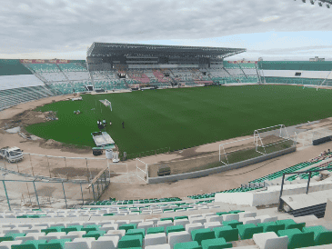El Estadio Ramón Tahuichi Aguilera, ubicado en la región oriental de Santa Cruz, es un recinto que presenta un avance del 92% en sus trabajos de reparación. EFE / J. C. Torrejón