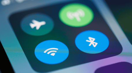 Existen varias medidas de seguridad que puedes adoptar para evitar el robo de información a través del Bluetooth. ESPECIAL/Canva