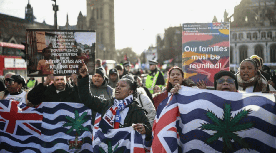 Trump vinculó la cesión de las islas Chagos con su interés en Groenlandia, al afirmar que se trata de “otro más en una larga lista de motivos de seguridad nacional” para que Estados Unidos adquiera ese territorio, sin ofrecer mayores explicaciones. AFP/Henry Nicholls