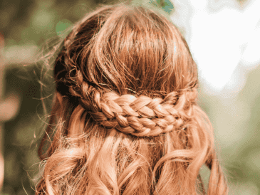 Las trenzas son un peinado común y fácil de hacer. UNSPLASH / D. BRANDAO