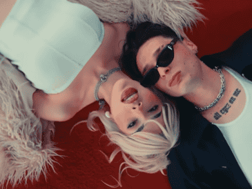 La cantante confesó en entrevista con Adela Micha, que cuando se conocieron grabando el video "TOMMY & PAMELA"  ESPECIAL/ YouTube/ Peso Pluma