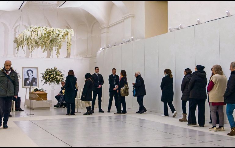 El féretro del diseñador italiano Valentino Garavani durante su velatorio en la Fundación PM23, en Roma. AFP