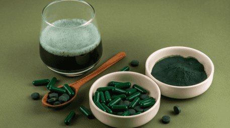 La espirulina puede ofrecer beneficios nutricionales interesantes y apoyar la salud en ciertos casos, pero también conlleva riesgos si se consume de manera indiscriminada o sin información adecuada.  CANVA