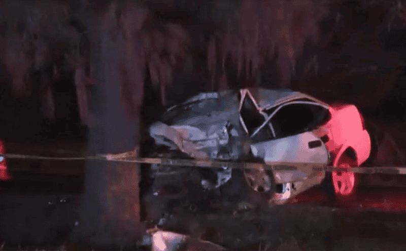 Debido a la trayectoria del automóvil, este Chevy Monza terminó impactado de frente contra un árbol. La víctima viajaba sola. ESPECIAL / X