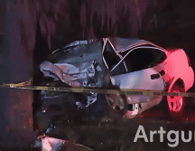 Debido a la trayectoria del automóvil, este Chevy Monza terminó impactado de frente contra un árbol. ESPECIAL / X