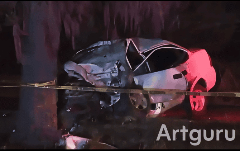 Debido a la trayectoria del automóvil, este Chevy Monza terminó impactado de frente contra un árbol. ESPECIAL / X