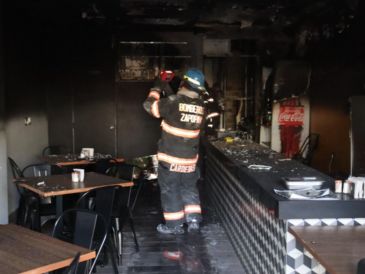 Bomberos de Zapopan decidieron combatir el fuego con agua presión hasta que quedó controlado por completo el incendio. ESPECIAL / FACEBOOK Protección Civil y Bomberos Zapopan