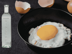 Poner vinagre en la sartén antes de freír huevos sirve principalmente para ayudar a que la clara coagule mejor, evitar que se esparza demasiado y facilitar la cocción. CANVA