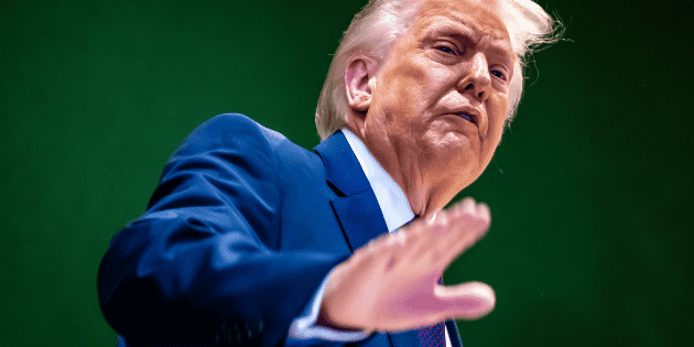 Trump demanda a JPMorgan por excluirlo del banco