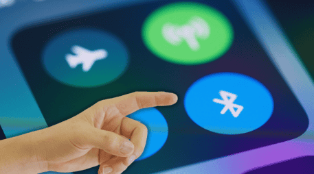 El Bluetooth no afecta directamente la batería del celular, pero sí incrementa el gasto energético. ESPECIAL / CANVA