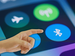 El Bluetooth no afecta directamente la batería del celular, pero sí incrementa el gasto energético. ESPECIAL / CANVA