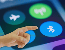 El Bluetooth no afecta directamente la batería del celular, pero sí incrementa el gasto energético. ESPECIAL / CANVA