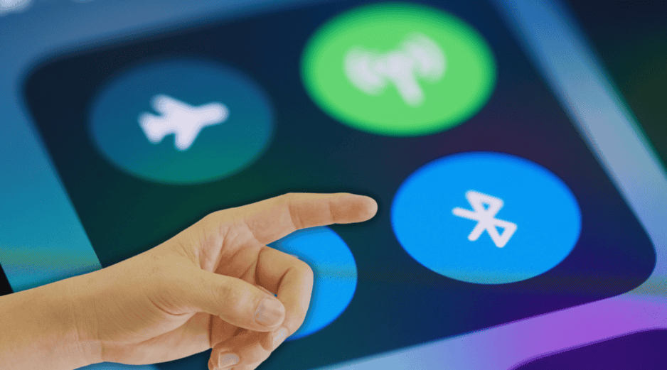 El Bluetooth no afecta directamente la batería del celular, pero sí incrementa el gasto energético. ESPECIAL / CANVA