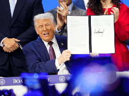 El presidente de Estados Unidos, Donald Trump, sostiene la carta fundacional de su iniciativa, Junta de Paz. AP / ARCHIVO