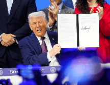 El presidente de Estados Unidos, Donald Trump, sostiene la carta fundacional de su iniciativa, Junta de Paz. AP / ARCHIVO