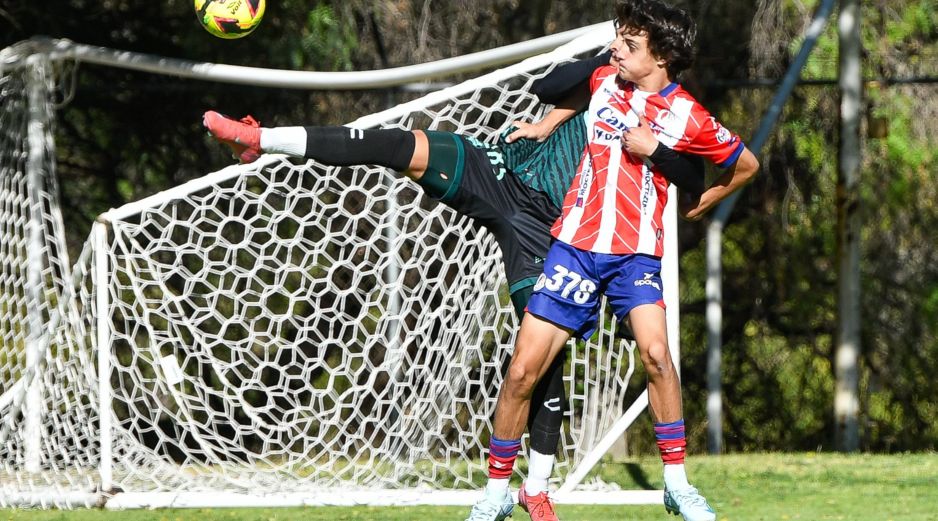 Se desempeña como delantero y ha destacado desde temprana edad por su olfato goleador y su capacidad para generar peligro constante en el área rival. IMAGO7