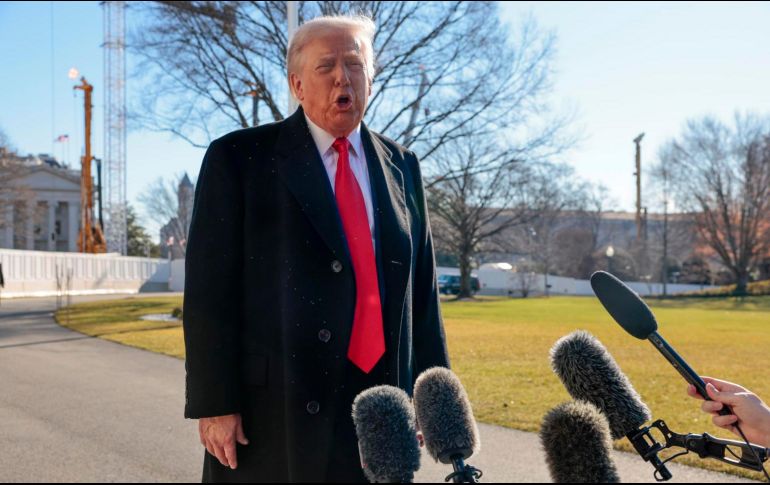 Trump afirma que EU analiza opciones, incluso militares, y no descarta ampliar bases en Groenlandia. EFE