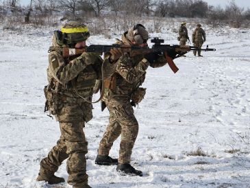 Funcionarios rusos, ucranianos y estadounidenses dialogarán hoy en los Emiratos Árabes Unidos en otro intento por llegar a un acuerdo de paz. AP/Servicio de Prensa de la 65ta Brigada Mecanizada de Ucrania